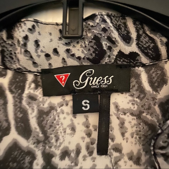 Guess snake print Blouse with zipper details. Size S. - Picture 5 of 5